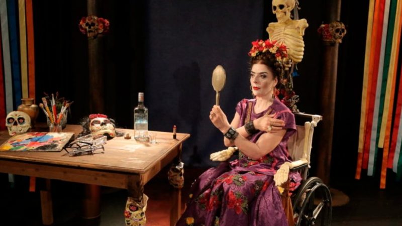 Peça “Frida Kahlo Viva La Vida” segue em cartaz no Teatro Vivo
