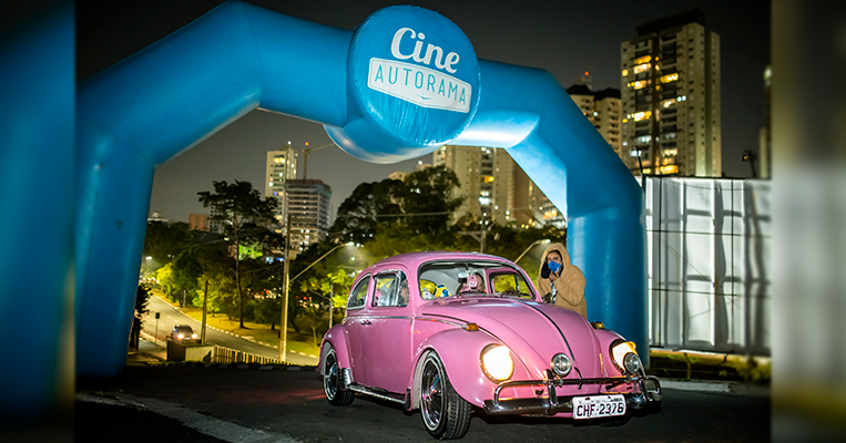 Cinemas drive-in nos EUA atraem público jovem com apelo à nostalgia e  sessões 'românticas' a céu aberto, Cinema