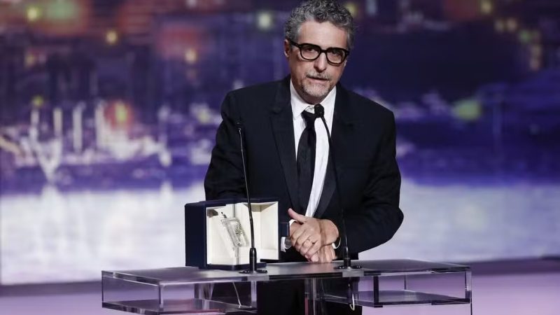 Kleber Mendonça Filho leva o prêmio de melhor direção no Festival de Cannes por seu filme O agente secreto